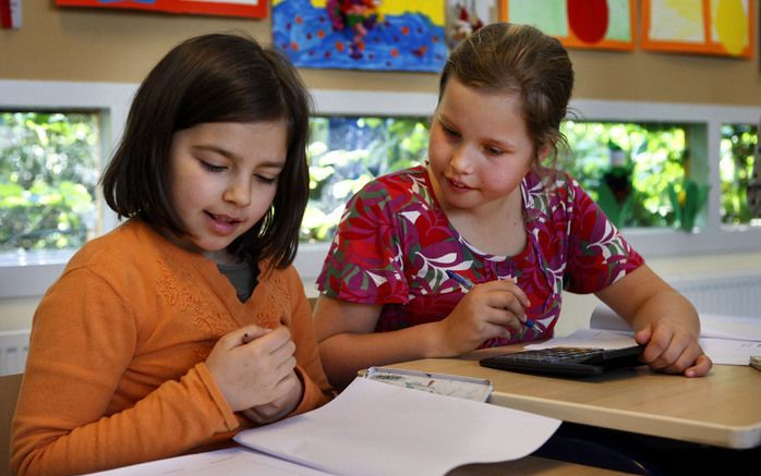 Scholieren die uit het hoofd rekenen, maken meer fouten dan degenen die sommen op papier uitwerken. Wanneer de laatste methode meer werd toegepast, zouden de rekenprestaties van basisschoolleerlingen enorm omhooggaan. Foto ANP