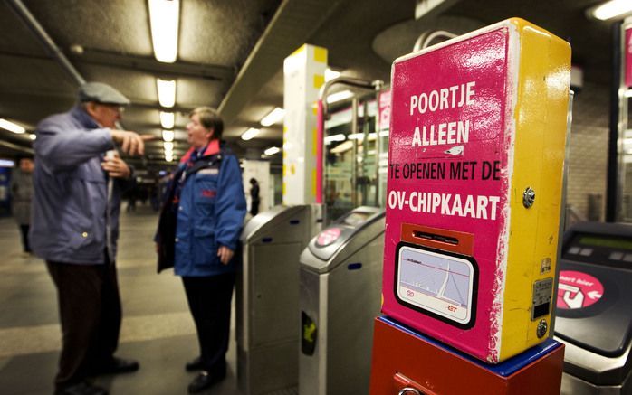 SPIJKENISSE - Skimmers hebben dinsdag geprobeerd te frauderen met een ov–chipkaartautomaat op metrostation Spijkenisse Centrum. Foto ANP