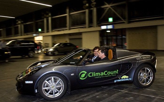 AMSTERDAM - Premier Balkenende (rechts) en verkeersminister Eurlings dinsdagavond in een Detroit Electric bij de opening van de AutoRai in de Rai in Amsterdam. De autobranche staat momenteel onder zware druk als gevolg van de economische recessie. ANP