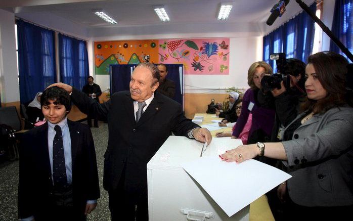 De Algerijnse president Bouteflika donderdag tijdens het uitbrengen van zijn stem voor de presidentsverkiezingen. Boufeflika won de verkiezingen met 90,24 procent. Foto EPA