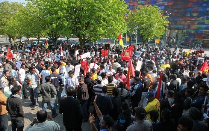 De demonstranten bij het Mediapark in Hilversum vroegen aandacht voor de mensenrechtensituatie van Tamils in Sri Lanka. Foto ANP