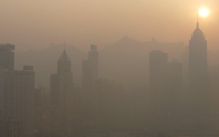 Smog boven Hong Kong. Als er dit jaar 70 procent minder broeikasgas uitgestoten wordt, zal het ijs op de polen niet smelten. Foto EPA