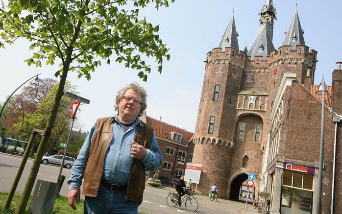 Lenze Bouwers neemt donderdag afscheid als stadsdichter van Zwolle. „De fundamentele waarheden van de Bijbel zijn in mijn werk terug te vinden. Waar precies? Dat zoekt de lezer maar uit.” Foto RD, Anthon Dommerholt