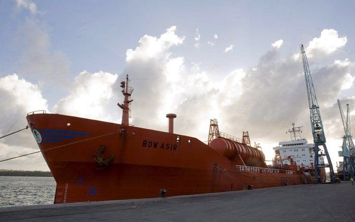 Een gekaapt schip voor de kust van Somalië. - Foto EPA