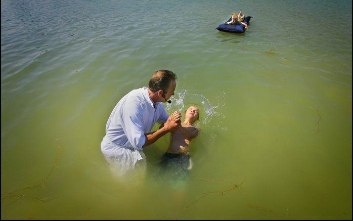 Niet de doop, maar de gemeenschap is kenmerkend voor het baptisme. Foto ANP