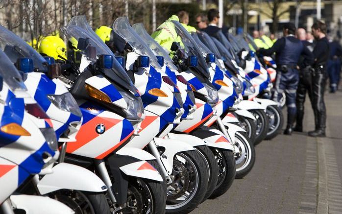 MAARSSEN – Een surveillerende motoragent heeft zijn wapen en kogelwerende vest op straat gegooid na een discussie met scooterrijdende jongens in Maarssen. Dat is te zien in een filmpje op internet. Foto ANP