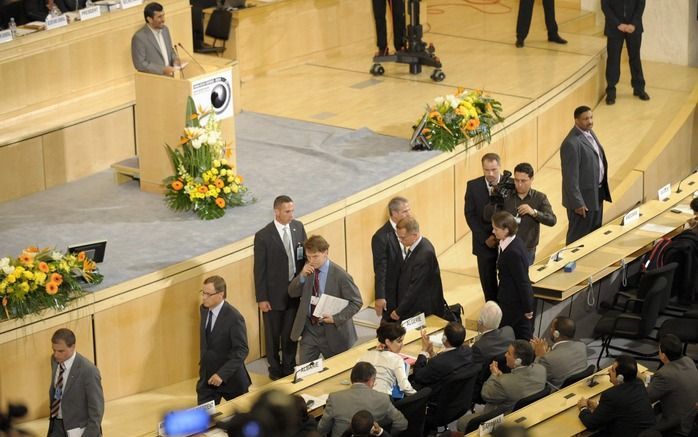 Diverse Europese hoogwaardigheidsbekleders verlaten de zaal tijdens de speech van de Iraanse president Ahmadinejad. Foto's EPA