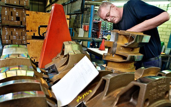 ELBURG – Tachtig werknemers van de Machinefabriek Elburg werken sinds een week voor 50 procent. De directie, de personeelsvertegenwoordiging (pvt) en de vakbonden bereikten een akkoord over de voorwaarden. Gert van der Kolk, lid van de pvt: „Ik heb nieman