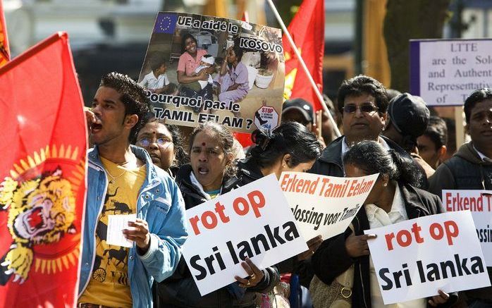 DEN HAAG - Ongeveer zeshonderd Tamils demonstreren ook dinsdag op het Plein bij de Tweede Kamer in Den Haag. Zij willen de regering overhalen iets te doen aan het geweld in hun (voormalige) thuisland Sri Lanka.