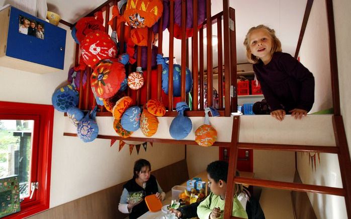 De gemeente Reimerswaal gaat een onderzoek doen naar de mogelijkheid van een brede school in Krabbendijke, zo is dinsdagavond besloten. De brede school zou plaats moeten bieden aan de drie plaatselijke basisscholen, een kinderdagverblijf, buitenschoolse o