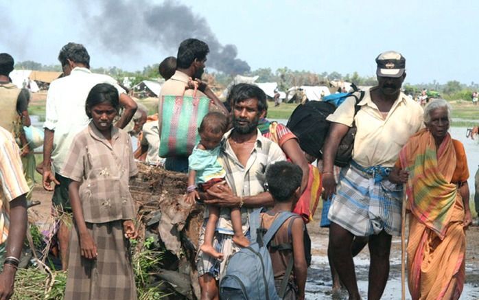 Meer dan 100.000 mensen zijn sinds maandag gevlucht uit de laatste verzetshaarden van de Tamil Tijgers in het noordoosten van Sri Lanka. Foto EPA