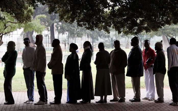 JOHANNESBURG – Veel stembureau’s in Zuid–Afrika blijven woensdag langer open dan gepland. Officieel gingen ze om 21.00 uur dicht, maar bij veel kieslokalen stonden nog rijen. Foto EPA