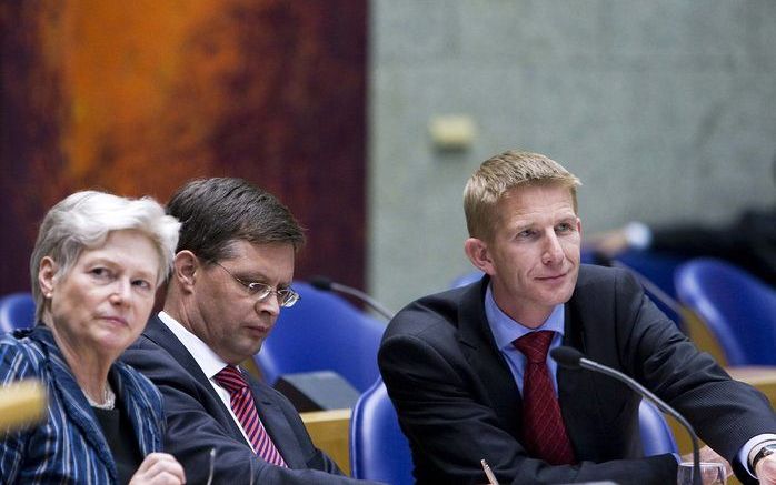 DEN HAAG - Minister van Economische Zaken Van der Hoeven, premier Balkenende en staatssecretaris De Vries van Defensie tijdens de debat over de aanschaf van de JSF. Foto ANP