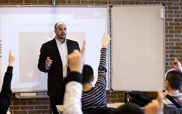 Ahmed Marcouch, stadsdeelvoorzitter van Amsterdam Slotervaart vertelt leerlingen wat vrijheid voor hem betekent. „Vrijheid is je zijn, je waardigheid, je leven.” Foto ANP