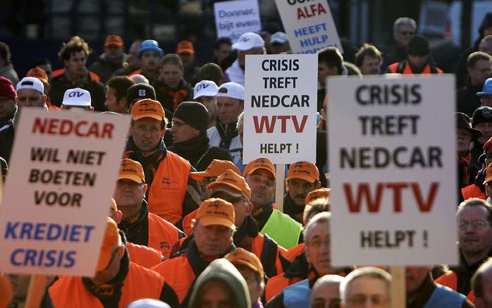 Werknemers van bedrijven als Nedcar en DAF voerden in november vorig jaar op het Plein in Den Haag actie. Zij hpopten de druk op te voeren op het kabinet om snel te komen met een tijdelijke maatregel voor werktijdverkorting. Foto ANP