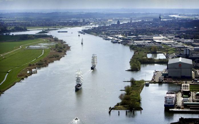 Staatssecretaris Huizinga (Verkeer en Waterstaat) vindt het zinvol de gevolgen van een eventuele overstroming bij de aan te leggen hoogwatergeul bij Kampen te onderzoeken. Foto ANP