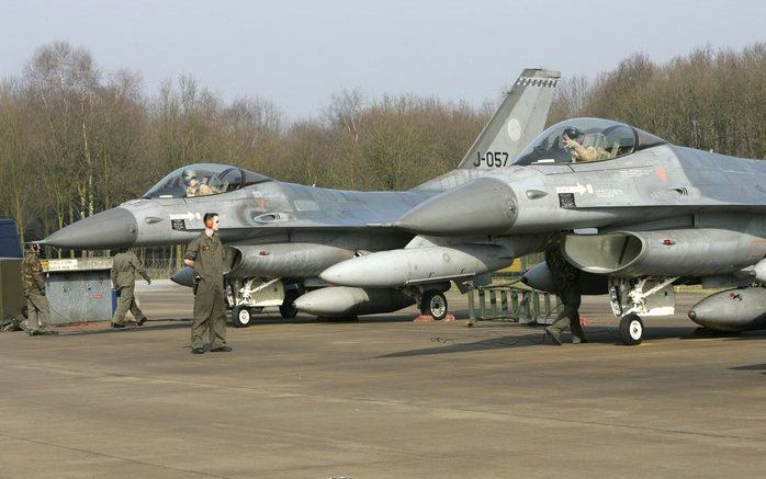 F-16's op vliegbasis Volkel. Defensie spreekt tegen dat er met Chili een overeenkomst is gesloten over de verkoop van achttien F-16-gevechtsvliegtuigen. Al langere tijd wordt over de verkoop onderhandeld. Foto ANP