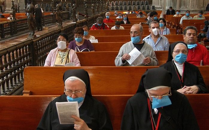 MEXICO-STAD - Nonnen volgen een kerkdienst in het kathedraal van Mexico-Stad. Kerken in Mexico kunnen door een overheidsregel om het griepvirus af te remmen bijna geen diensten meer beleggen. Foto EPA