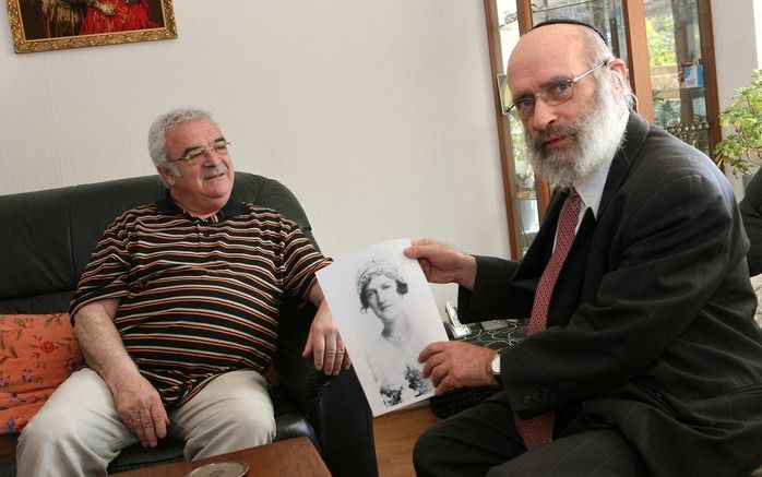 Rabbijn Ies Vorst (r.) toont een foto van zijn moeder, die in augustus 1943 in Kamp Westerbork Joop Waterman de borst gaf. „Ik heb mevrouw Vorst niet persoonlijk gekend, maar ze is me dierbaar geworden”, zegt Waterman. Foto RD, Anton Dommerholt