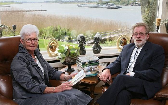 Jan Klijn met zijn vrouw Ali in de chic gemeubileerde woonkamer, met uitzicht op de Lek. „Mijn levensschip ligt voor anker. Het gaat naar het einde toe.” Foto RD, Anton Dommerholt