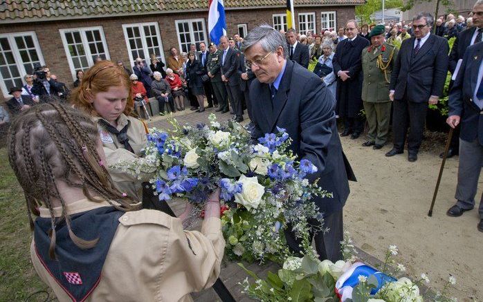 De Israelische ambassadeur Harry Kney-Tal legt maandag een krans bij het Nationaal Monument KampVught tijdens de openbare dodenherdenking. Foto's ANP