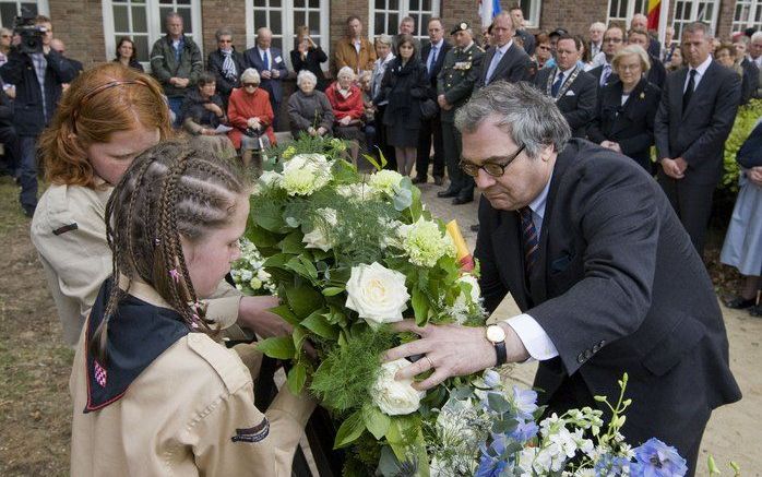 De Duitse ambassadeur Thomas Laufer legt maandag een krans bij het Nationaal Monument Kamp Vught tijdens de openbare dodenherdenking. Foto ANP