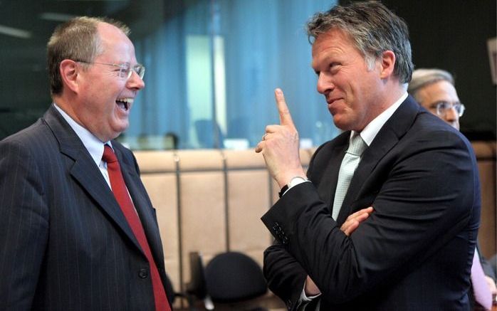 Minister Bos van Financiën in gesprek met zijn Duitse ambtsgenoot Steinbrück tijdens een vergadering van de Europese Commissie over de economische crisis, maandag. Foto EPA