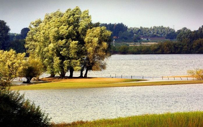 Achter bijna elk mooi verhaal, elk vredig landschap gaat iets gruwelijks schuil. In het boek ”Vrede als een rivier” zijn de dingen niet wat ze lijken, maar dat geldt ook voor het boek zelf. Wat zich aandiende als een flauw fantasy-verhaal, blijkt een diep