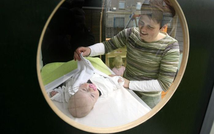 Archiefoto van kinderdagverblijf De Kabouter in Aalten. Leidster Mariska legt de ruim zeven maanden oude baby Renske in haar bedje. De overheid zou baby’s moeten opvangen bij gespecialiseerde gastouders, zo stelt de kinderopvang BOinK. Foto ANP