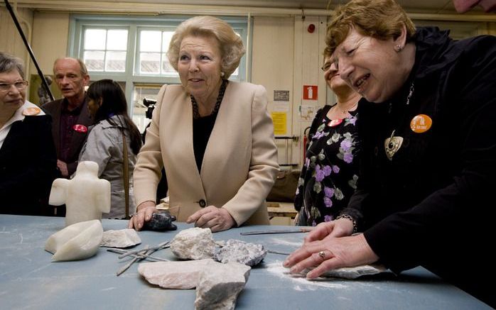 DEN HAAG - Koningin Beatrix actief tijdens de jaarlijkse vrijwilligersdag Make A Difference Day. Foto ANP