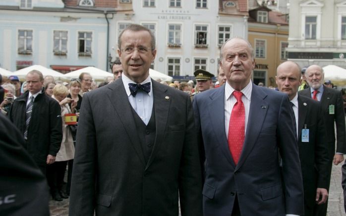 De Spaanse koninklijke familie wordt streng bewaakt vanwege de altijd aanwezige dreiging van ETA-aanslagen. Koning Juan Carlos (r.) was deze week op bezoek in de Baltische staten. Foto: wandeling door het centrum van de Estse hoofdstad Tallinn. Foto EPA