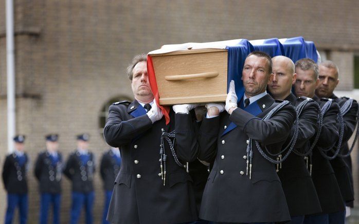 APELDOORN – Marechaussees herdachten donderdag in Apeldoorn hun 55-jarige collega Roel Nijenhuis. De man bezweek vorige week aan de verwondingen die hij opliep bij de aanslag op Koninginnedag. In de Koning Willem III-kazerne in Apeldoorn was een bijeenkom