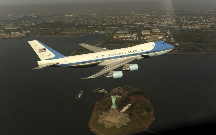 WASHINGTON - De paniek veroorzakende vlucht van Obama's toestel boven New York leidde tot ontslag van de verantwoordelijke militair. Foto EPA