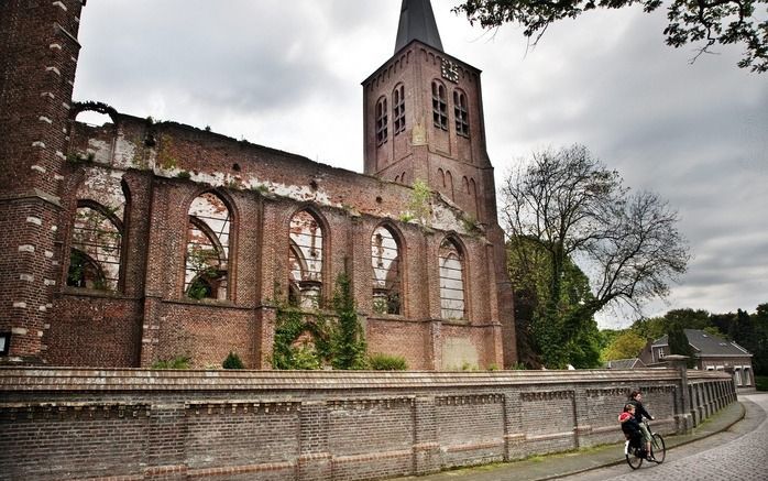 DONGEN – De ”ruïnekerk” in Dongen heeft 1,2 miljoen euro nodig om het ingestorte deel van de kerk te conserveren en andere delen te restaureren. Twee eeuwen geleden waren ruïnekerken niet ongewoon in het Brabantse landschap. Foto Frank Trommelen