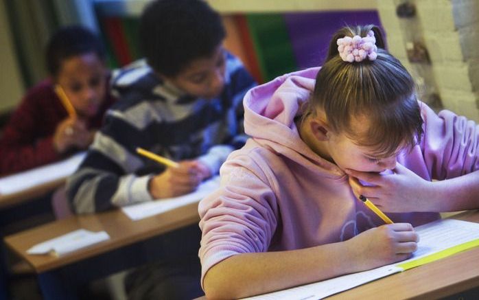 DEN HAAG (ANP) – Leerachterstanden bij scholieren zijn vaak niet nodig. Scholen zien weliswaar problemen bij leerlingen steeds beter, maar ze geven die jongeren vervolgens niet altijd de hulp die ze nodig hebben om het beter te doen. Foto ANP