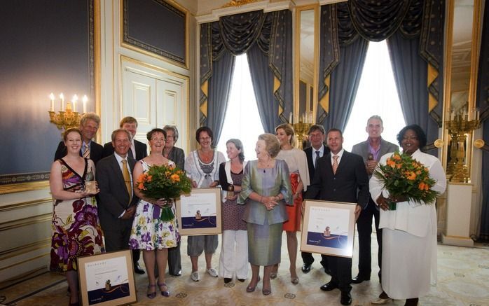 DEN HAAG - Koninginin Beatrix (M), prinses Maxima (5eR) en prins Willem-Alexander (4eL) dinsdag met de winnaars van de Appeltjes van Oranje in Paleis Noordeinde na de uitreiking. Foto ANP