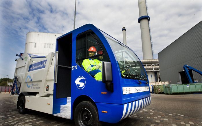 ROTTERDAM – Met ingang van woensdag beschikt Rotterdam over een elektrische vuilniswagen. Volgens afvaldienstverlener Van Gansewinkel is het een wereldprimeur. Foto ANP