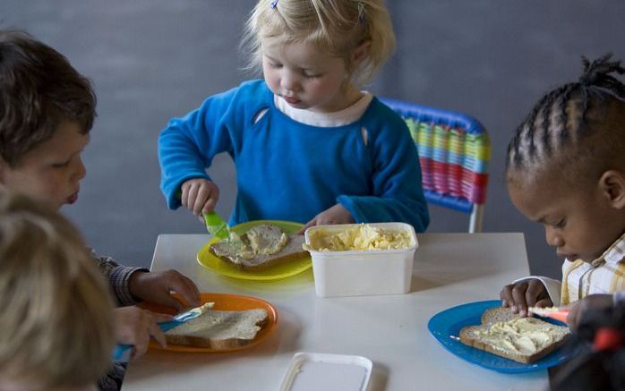 DEN HELDER – De marine opent woensdag als laatste krijgsmachtonderdeel een kinderdagverblijf. Commandeur Henk Itzig Heine onthult in Den Helder het naambord van ’Paddeltje’, vernoemd naar de scheepsjongen van Michiel de Ruyter. Foto ANP