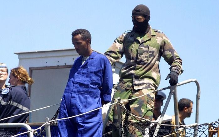 Frans marinepersoneel met een gearresteerde piraat voor de kust van Somalië. Foto EPA