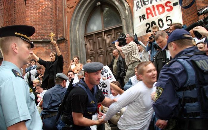 Arrestatie van mensen die protesteren tegen de Gay Pride in Riga, 2005. Foto EPA