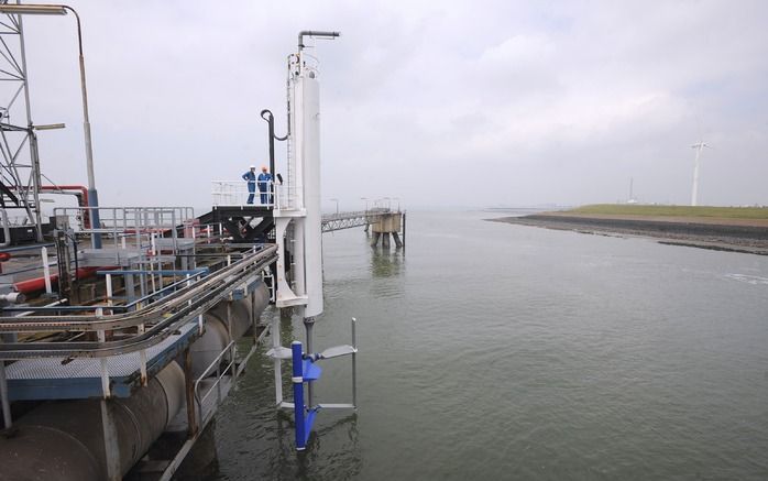 BORSSELE – Als een reusachtige staafmixer hangt de getijdencentrale boven de Westerschelde. De gemeente Borsele nam het initiatief voor de proef, waarbij energie wordt opgewekt uit golven en getijdenstroming. De testinstallatie wordt binnenkort in gebruik