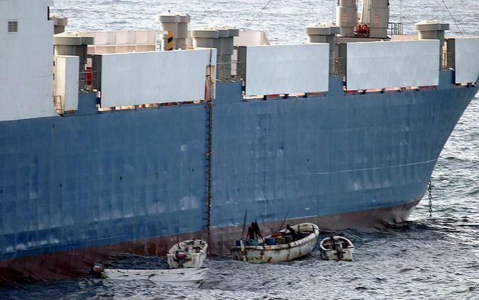 De kustwateren rond Somalië zijn de gevaarlijkste ter wereld. Bijna wekelijks wordt er een schip gekaapt. Foto: Somalische piraten kapen een MV Faina, een vrachtschip van het bedrijf 'Kaalbye Shipping Ukraine'. Foto EPA