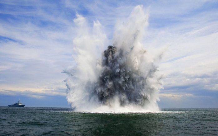 HOEK VAN HOLLAND – De Nederlandse marine heeft dinsdag met de mijnenjager Hr. Ms. Makkum voor de kust van Zeeland een 500–ponder onschadelijk gemaakt. Het gaat om het 710e explosief dat gecontroleerd tot ontploffing is gebracht sinds de ruiming van mijnen