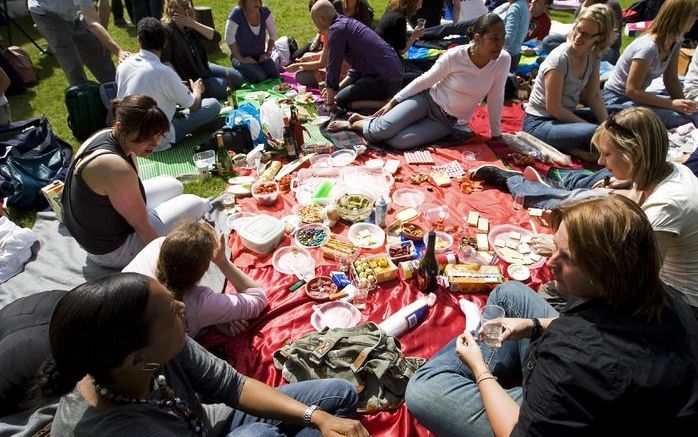 AMSTERDAM – In het Vondelpark in Amsterdam hebben donderdag 433 mensen tussen de 20 en 45 jaar collectief gepicknickt. Daarmee is nieuw wereldrecord gezet, dat zal worden aangemeld voor opname in het Guiness Book of Records. Dat meldde een woordvoerder va