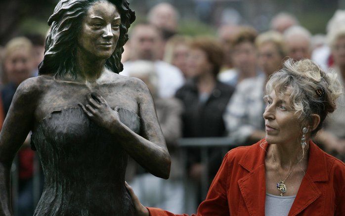 Jomanda bij het standbeeld van de actrice Millecam. Foto ANP