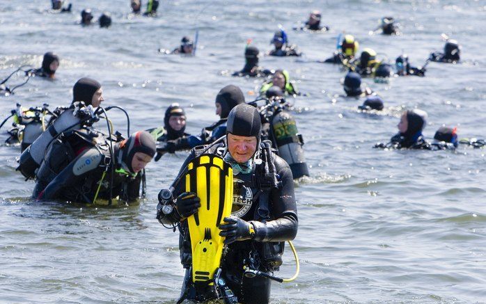 VEERE - Duikers gaan zaterdag in het Veerse Meer onder water in een poging om het wereldrecord 'de meeste duikers tegelijk onder water' te verbreken. De duikers wilden met poging aandacht vragen voor de haai in de Noordzee die met uitsterven wordt bedreig