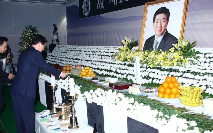 SEOUL – Duizenden Zuid-Koreanen hebben zondag afscheid genomen van oud-president Roh Moo Hyun (62), die zaterdag zelfmoord pleegde. De rouwenden legden bloemen en staken wierook aan bij de kist in Ginhae, de woonplaats van Roh. Foto: EPA