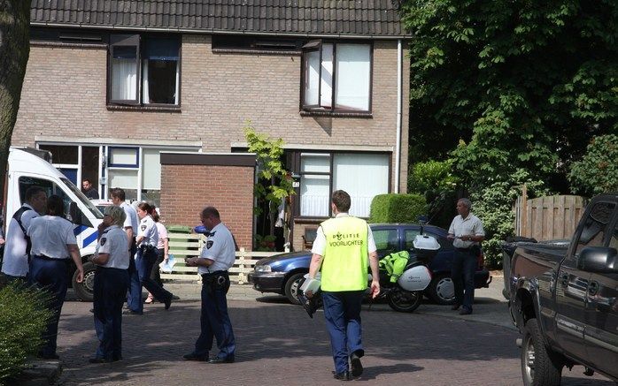 ZWIJNDRECHT – In een woning in de straat Boshuizen in Zwijndrecht zijn maandagmorgen vier doden gevonden. De politie sluit een misdrijf niet uit, maar kon nog niet zeggen of er sprake was van een familiedrama. Over de omstandigheden waaronder de slachtoff