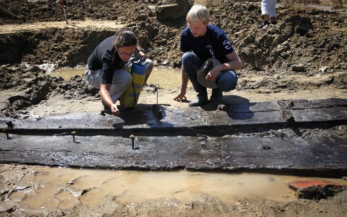 UTRECHT - Archeologen bij de restanten van een Romeins schip in Leidsche Rijn. In de Vinex-wijk worden vaker overblijfselen van schepen gevonden. Foto ANP