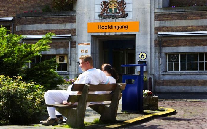 ROTTERDAM – Ruim vijfhonderd patiënten van het Maasstad Ziekenhuis in Rotterdam hebben bloed laten afnemen, nadat zij mogelijk besmet zijn geraakt door een vuile endoscoop. Het ziekenhuis is nog op zoek naar honderd van de in totaal 796 mogelijk besmette 